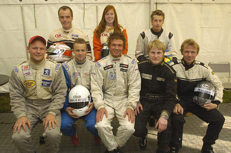 De otte kørere som er med i Formel Ford Festivalen. Bageste række fra venstre Tommy Nygaard, Vibe Smed og David Olsson. Forreste række fra venstre Nicholai Sørensen, Ronni Jensen, Nicki Thiim, Kim Humborstad og Anders Ole Egebart.